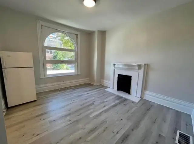 Bachelor Apartment Aug 1 in Long Term Rentals in London - Image 3