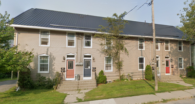 Second floor 1-bedroom non-smoking apartment on Rideau Street near the Woolen Mill. Fridge, stove, d...
