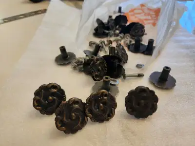 29 cabinet handles. Comes with washers and bolts. located in Whitby for pick up