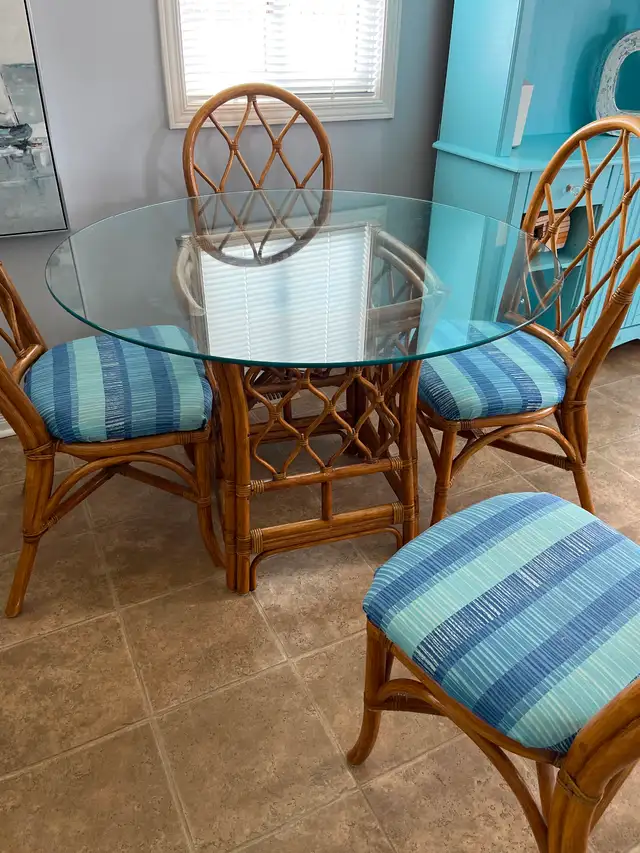 Kitchen table set in Dining Tables & Sets in Ottawa - Image 3