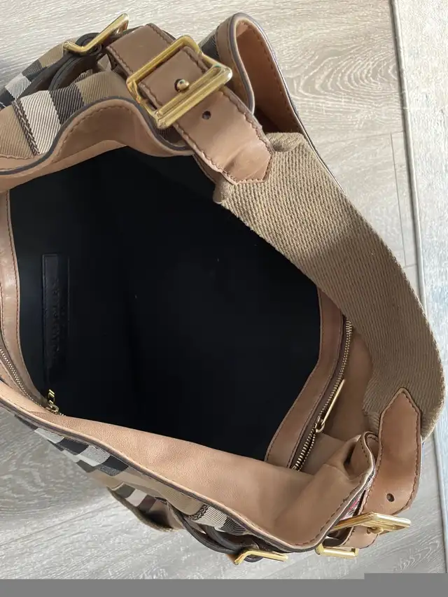 Burberry authentic bag  in Women's - Bags & Wallets in City of Toronto - Image 6