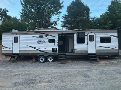 I'm selling my 2019 Salem Villa Classic, a spacious and comfortable travel trailer perfect for famil...