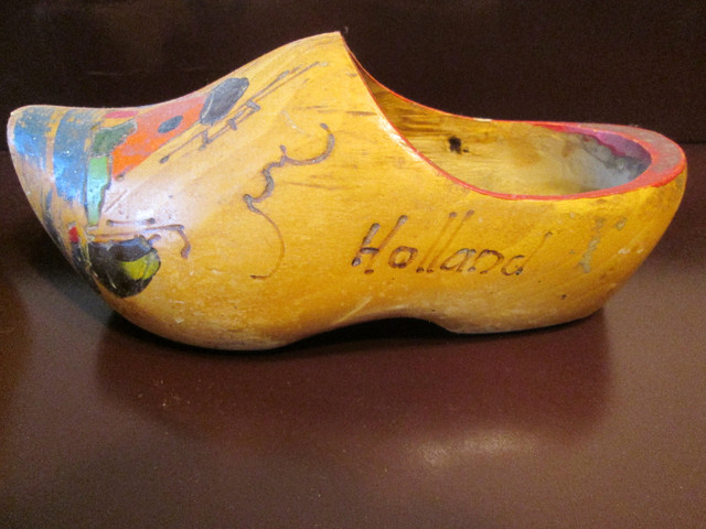 wood shoes in Arts & Collectibles in North Bay - Image 3