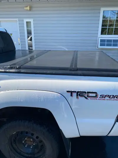 Tonneau cover 2015 Toyota Tacoma sport , Folds up has two punctures in top, other wise good shape .T...