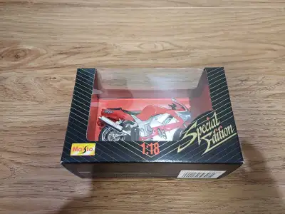 Zoom into the world of miniature motorcycles with this Maisto 1:18 scale Special Edition Kawasaki Ni...
