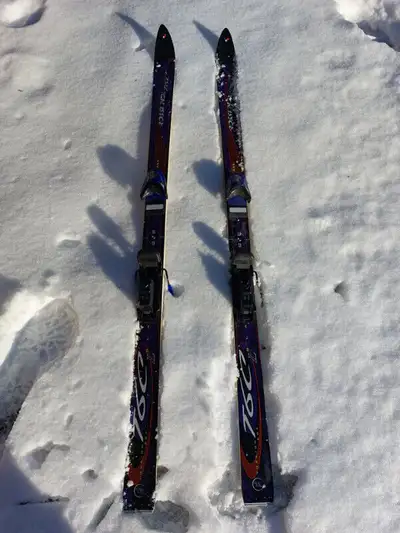 Paire de ski alpin de marque renommée Rossignol T6C L Slalom (environ 5 pieds de long) + bottes 'For...