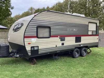 Meticulous in new condition trailer 19 ft, 24 ft with queen extended bed slide, full kitchen (oven n...