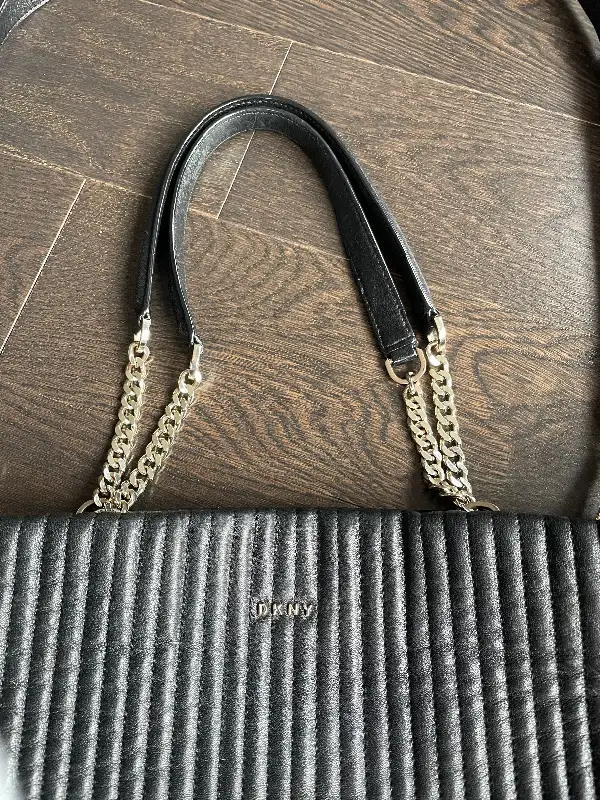 DKNY Gansevoort Leather Quilted Shopper Bag, Black in Women's - Bags & Wallets in Oakville / Halton Region - Image 5