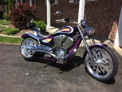 New battery, comes with windshield and side bags beautiful condition ,ground effects lighting ,1640...