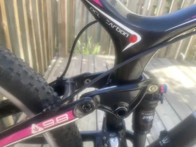 Trek Top Fuel 9.8 full carbon bike, 26” wheels in Mountain in London - Image 10
