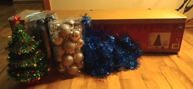 Sapin de Noël + décorations dans Fêtes et événements  à Ville de Montréal - Image 2