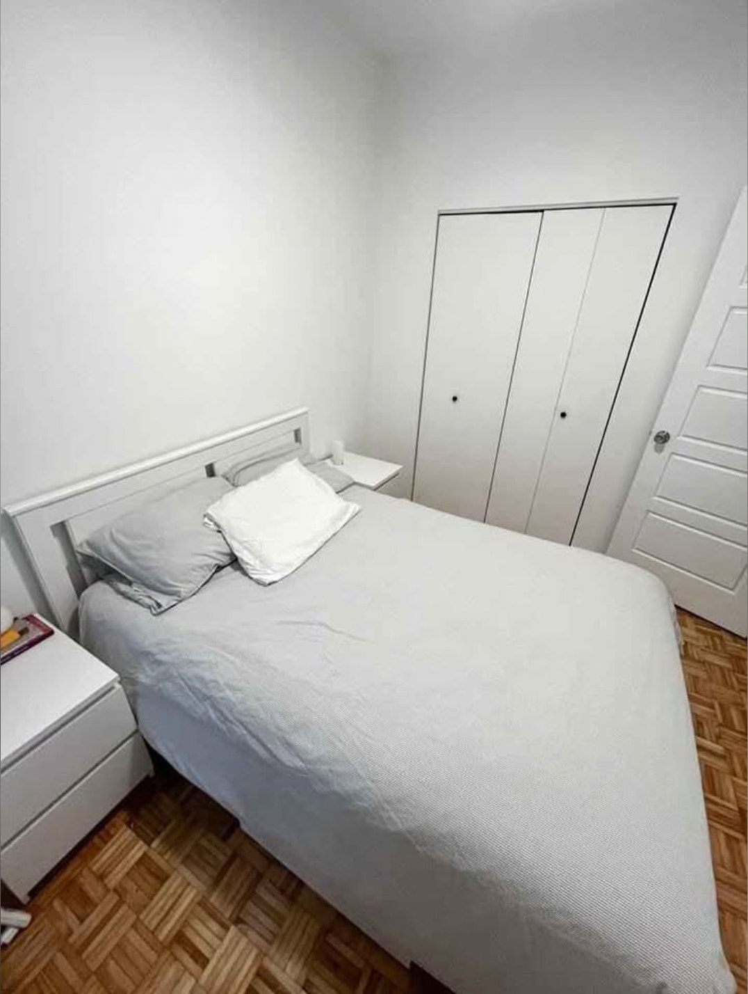 Room in Pateau Mont Royal — photo 1