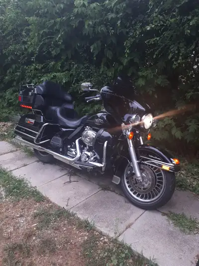 This pre-owned Harley-Davidson Ultra Classic is a legendary touring motorcycle designed for comfort...
