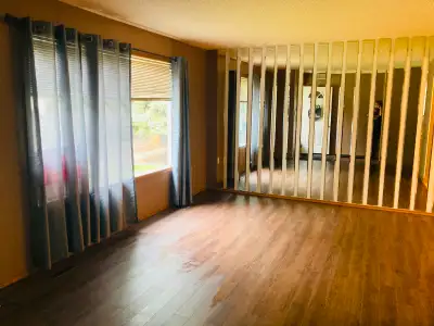 Spacious duplex in well-established Riverside. Lush trees, walking atmosphere with local shops, gas,...
