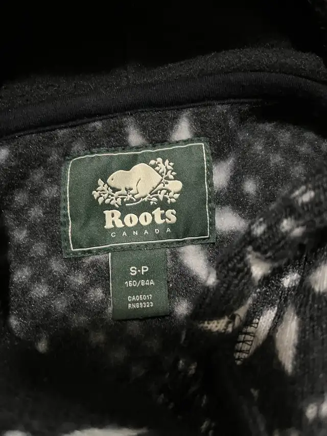 Roots women’s small snowflake hoodie black and white sweatshirt in Women's - Tops & Outerwear in Oshawa / Durham Region - Image 5