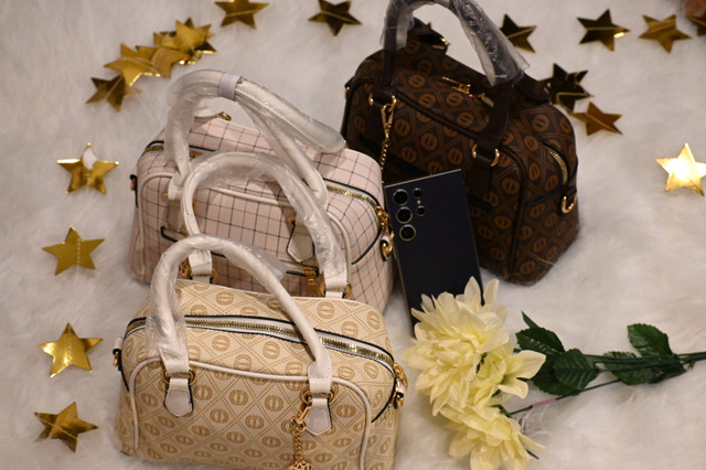 EN: Handbags | FR: Sacs à main dans Femmes - Sacs et portefeuilles  à Longueuil/Rive Sud