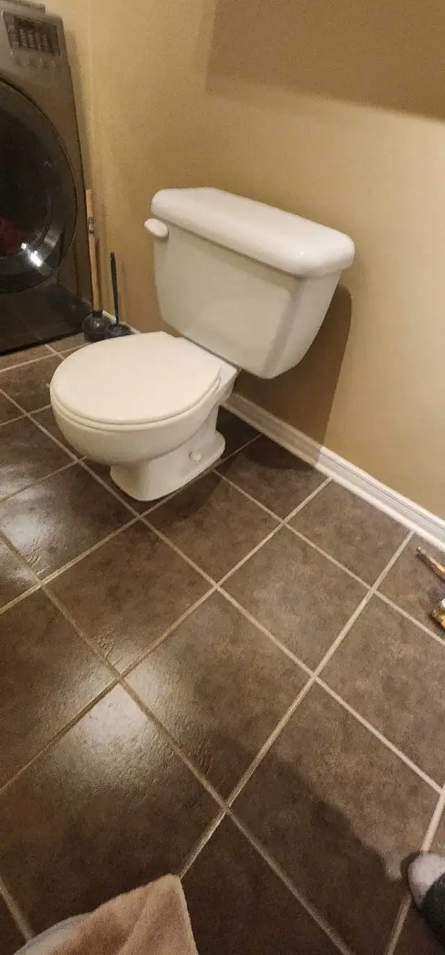 Standard toilet  in Plumbing, Sinks, Toilets & Showers in Gatineau - Image 2