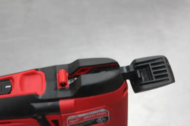 Milwaukee M18 18-Volt Oscillating Multi-tool in Power Tools in Peterborough - Image 6