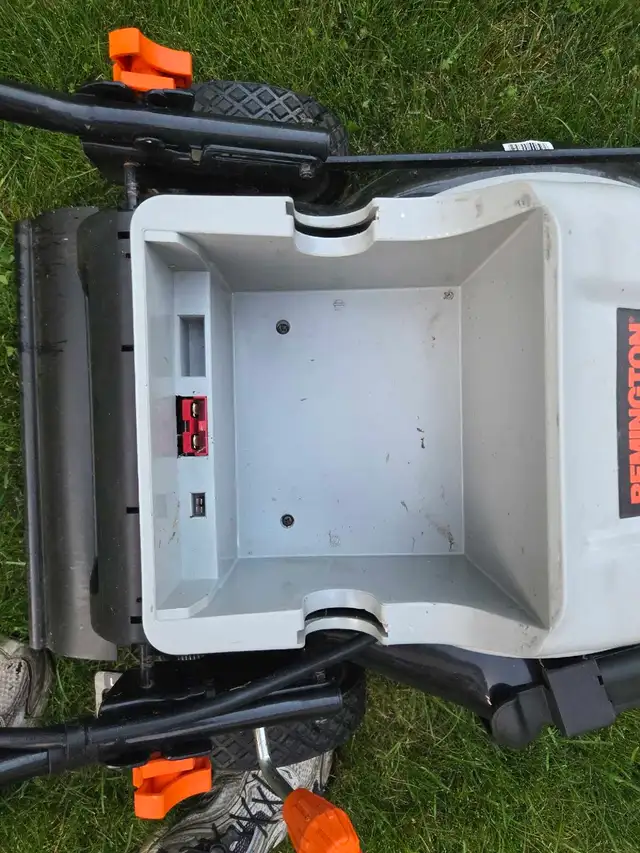 Cordless lawn mower ... needs a battery in Lawnmowers & Leaf Blowers in Kitchener / Waterloo - Image 11