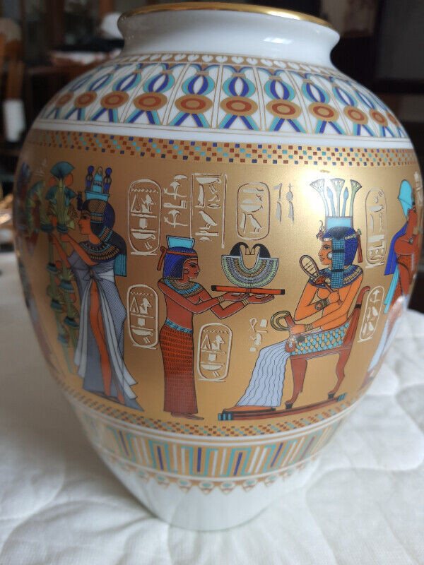 Vase Scenes from the tomb of Tutankhamun dans Art et objets de collection  à Longueuil/Rive Sud - Image 2