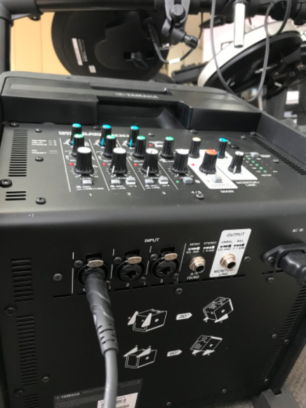 HAUT-PARLEUR AMPLIFIE YAMAHA STAGEPAS 200 dans Matériel audio professionnel  à Drummondville - Image 3