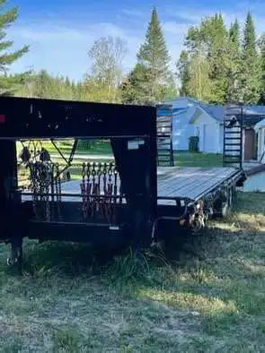 À VENDRE : Remorque Laroche robuste et fiable ! Type : Remorque à plateau Marque : Laroche 20 pied d...