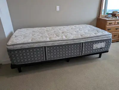 Beautyrest Twin Mattress + Adjustable Base+Remote – LIKE NEW, View more