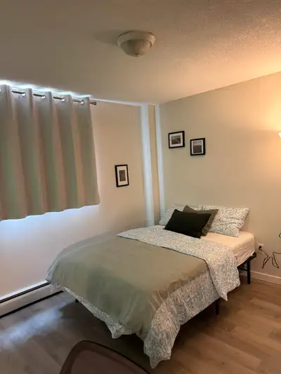 Perfect location! Just a 6-minute walk to Sunalta C-Train Station and close to grocery stores, cafes...