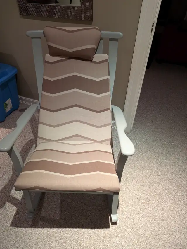 New price to sell - Wooden rocking chair in Chairs & Recliners in Ottawa - Image 4