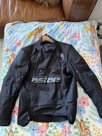 Men’s large Alpinestar halo drystar jacket and pants set. With rain jacket and pants that can be sna...