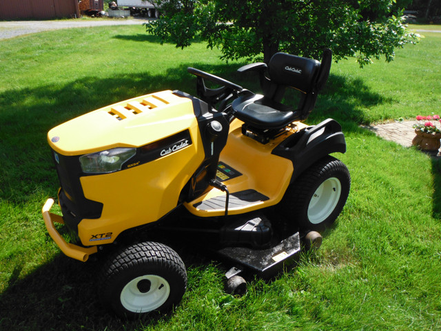 Gros tracteur jardin gazon Cub Cadet  XT2-G54,moteur 24 HP-54 po dans Tondeuses et souffleuses  à Thetford Mines