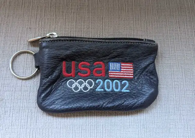 Roots Leather Olympic USA 2002 Pouch  in Women's - Bags & Wallets in City of Toronto - Image 2