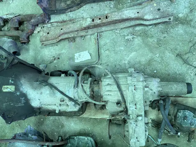 1995 305 motor with transmissiony and transfer case in Engine & Engine Parts in Barrie - Image 4