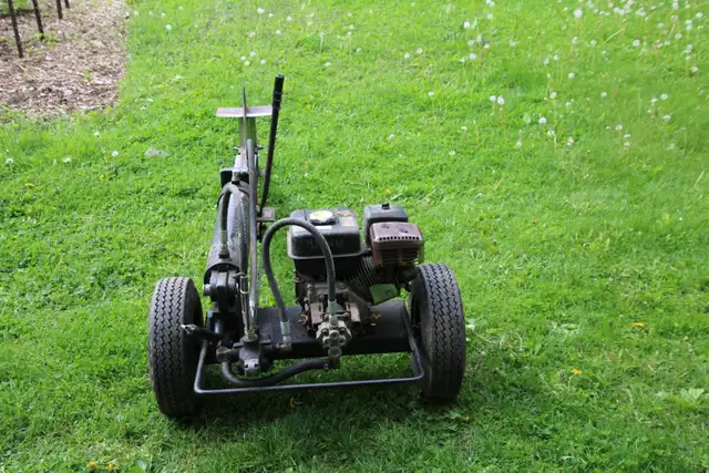 Log splitter in Lawnmowers & Leaf Blowers in Trenton - Image 6