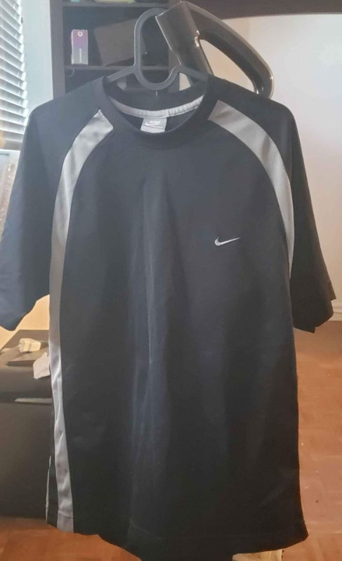 Nike Sportswear Short-Sleeve Knit Black Grey Mesh Panels Shirt M dans Hommes  à Longueuil/Rive Sud