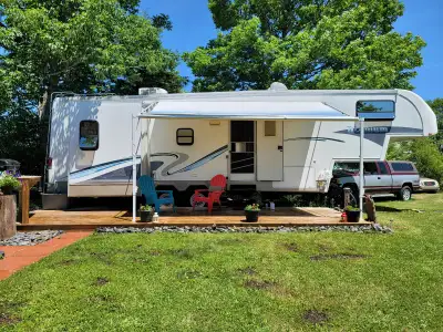 Canadian built aluminum frame high quality fifth wheel trailer. Queen bed, ac, 3 way fridge, new awn...