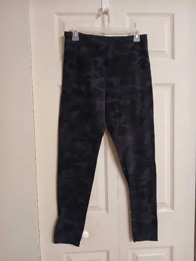 Brand: Tuff Athletics Type: Camo leggings with zippered pocket on the back Colour: Black and grey Si...
