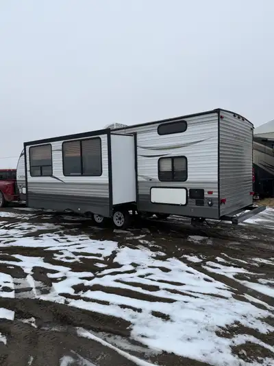 15 Forest River Cherokee 31.5' tip to tip 274DBH bumper pull travel trailer with double sized mattre...