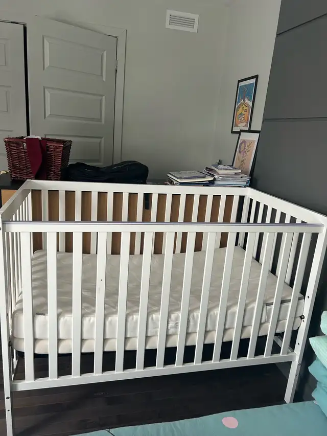 crib bed frame + mattress in Cribs in Québec City - Image 2