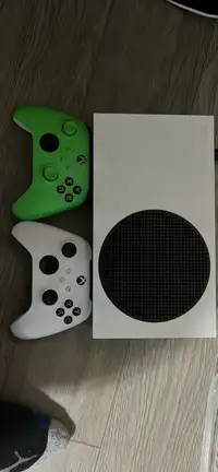 Xbox Series S + 2 controller