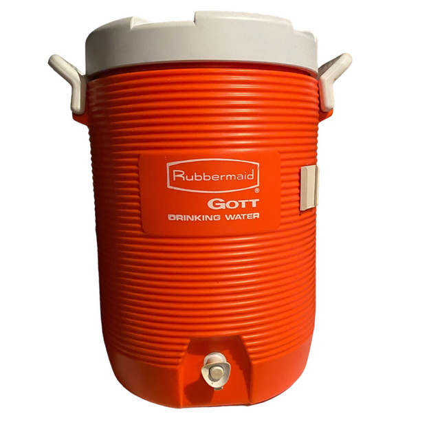 Rubbermade Gott 5 gallon Water Cooler, Orange | Fishing, Camping & Outdoors  | Cornwall | Kijiji