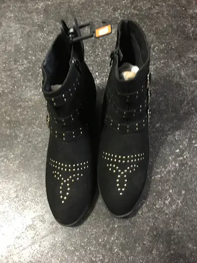 WOMEN’S COWBOY BOOTS, View more