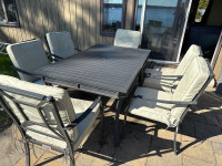 Table de patio avec 6 chaises