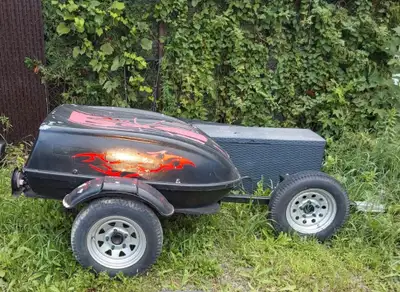 Remorque pour Spyder ou moto. Tout est à l’ordre et fonctionnel, incluant les serrures sur le coffre...