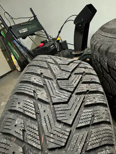 I am offering a set of Hankook Winter i*Pike X winter tires, size 225/60R18, perfect for your BMW X3...