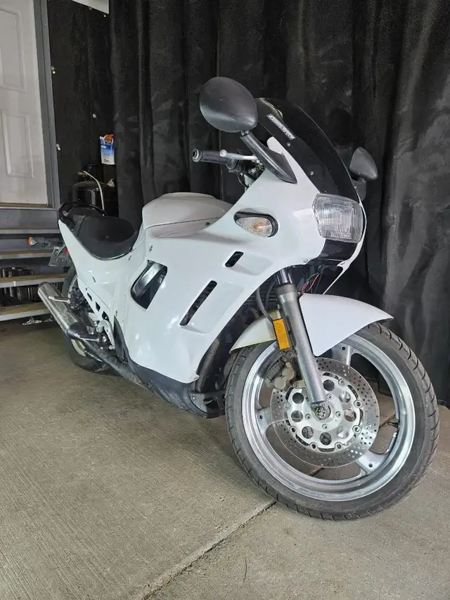 1992 Suzuki Katana 600 in Sport Bikes in Strathcona County - Image 5