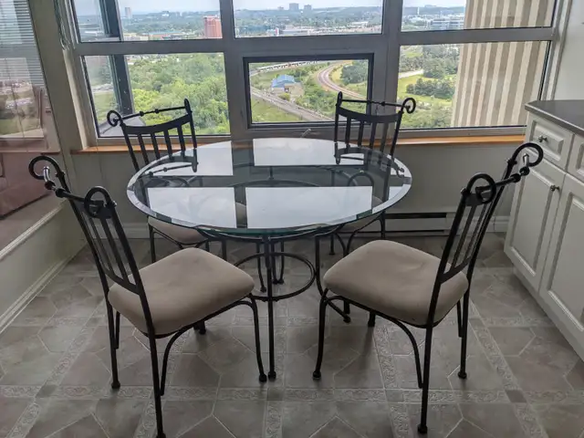 Glass Table and chairs628637289032981219