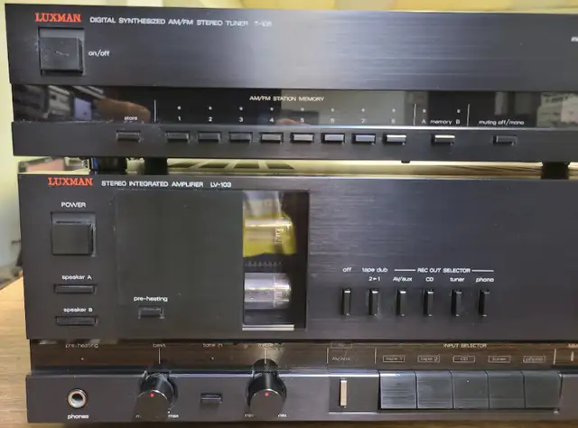 LUXMAN LV-103 STEREO AMPLIFIER AND LUXMAN T-105 STEREO TUNER in Stereo Systems & Home Theatre in City of Toronto - Image 3