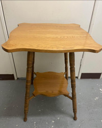 Table en bois Ancienne trèsEn parfaite état 60$St Jean chrysosto