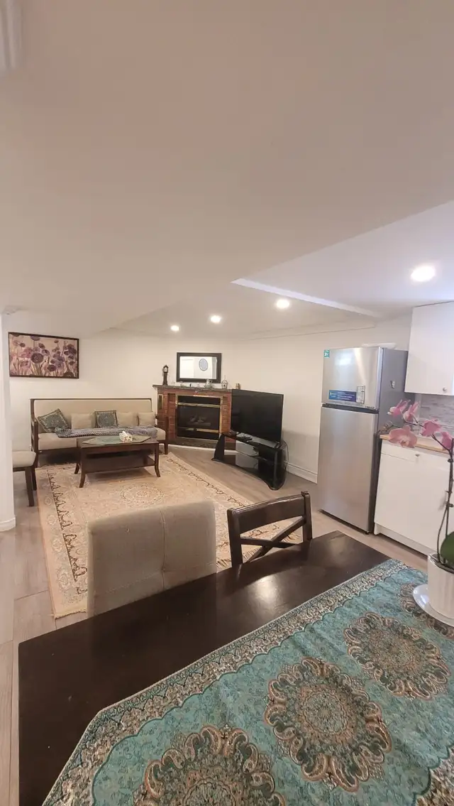 Richmond Hill 1Bed Den furnished basement- Availabl Immediately!